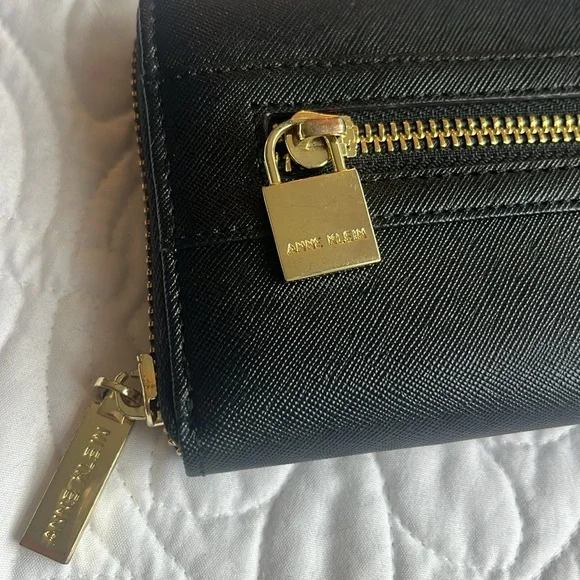 NWOT ANNE KLEIN Wallet Black Brand New with Gold Zippers - Picture 3 of 11